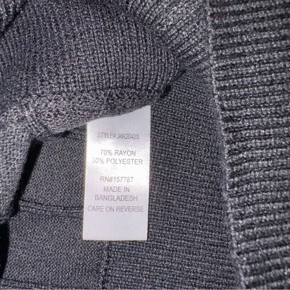 Chic Black Deep V-Neck Pullover Sweater with Ribbed Design, NWOT - Picture 4 of 5